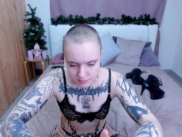 MonikaLowww's BongaCams show and profile