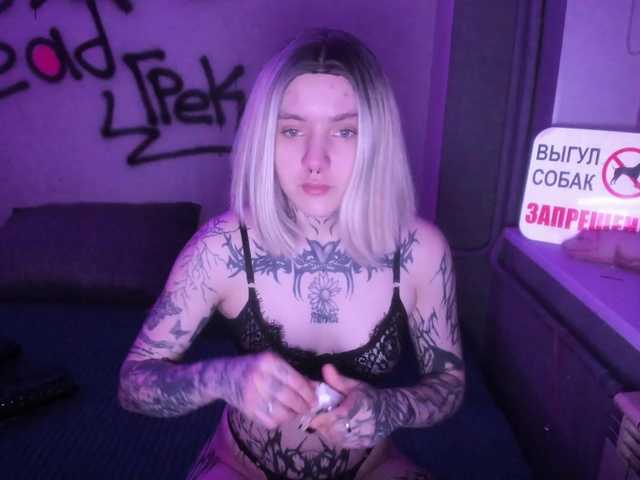 MonikaLowww's BongaCams show and profile