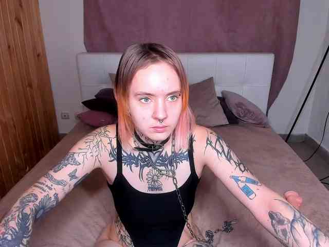 MonikaLowww webcam