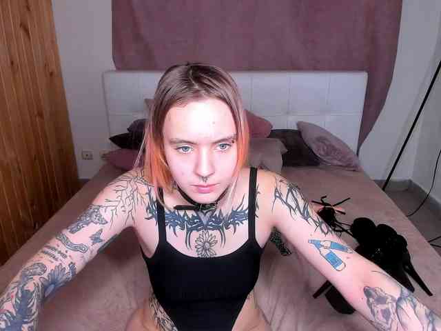 MonikaLowww webcam