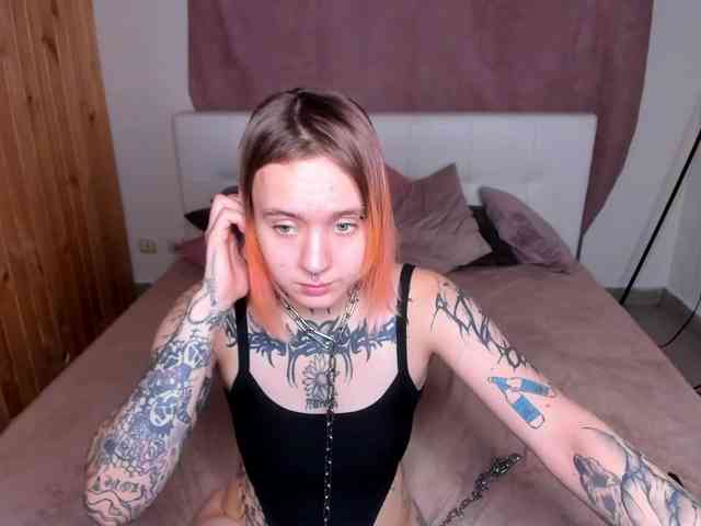MonikaLowww webcam