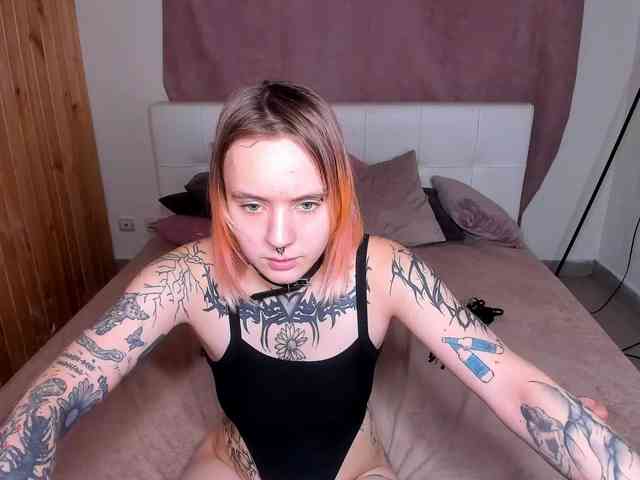 MonikaLowww webcam
