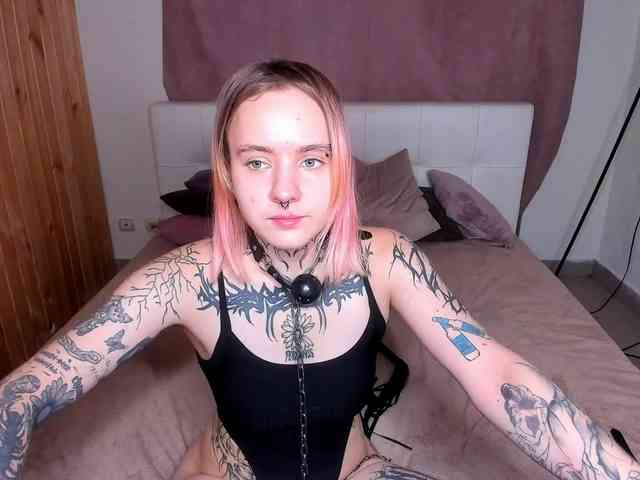 MonikaLowww webcam