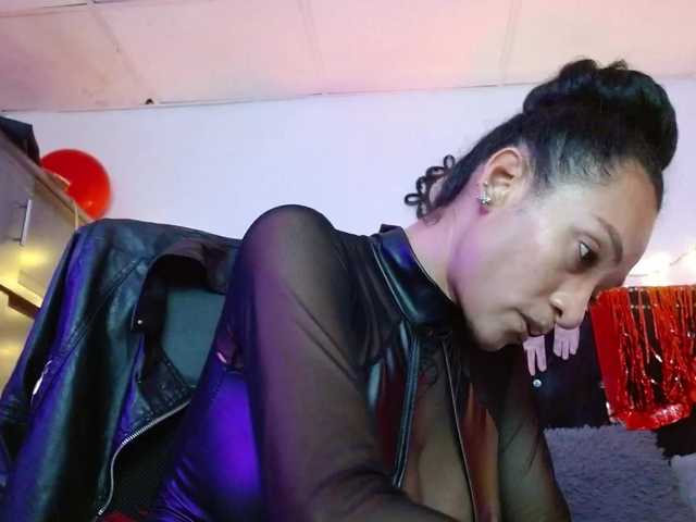 Ameliemartinez's BongaCams show and profile