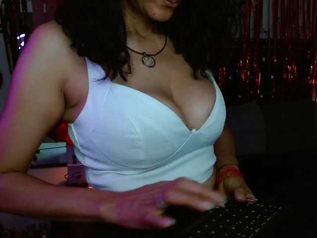 Ameliemartinez's BongaCams show and profile