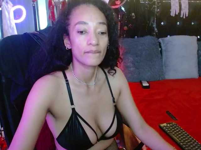 Ameliemartinez's BongaCams show and profile