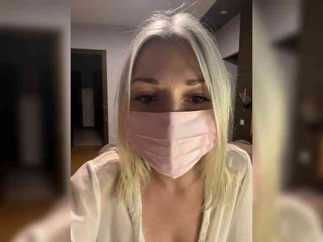 Evalovesroses Live Webcam on BongaCams