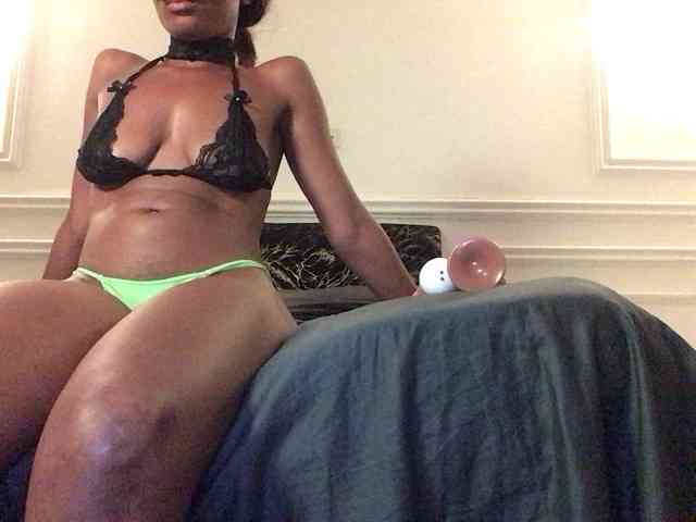Zola_Nooryi webcam