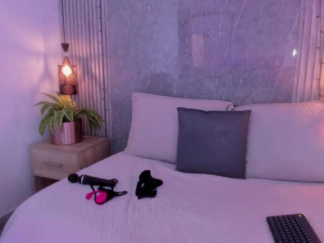 Emili-Hot's BongaCams show and profile