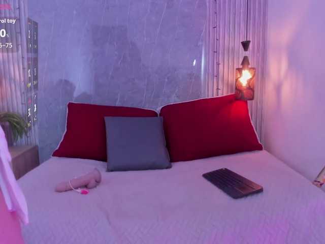 Emili-Hot's BongaCams show and profile