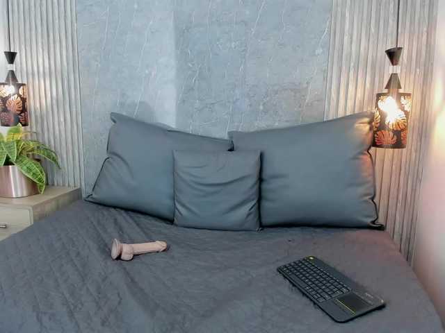 Emili-Hot's BongaCams show and profile