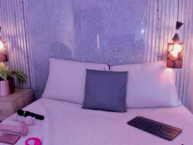 Emili-Hot's BongaCams show and profile