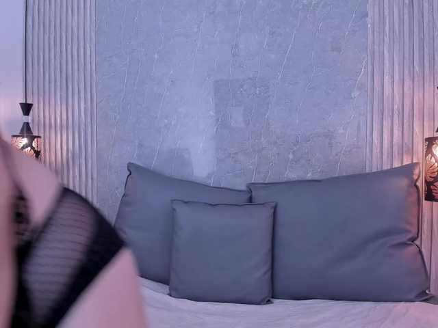 Emili-Hot's BongaCams show and profile