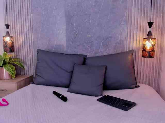 Emili-Hot Live Webcam on BongaCams