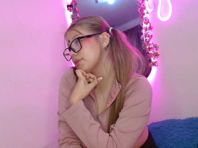 Luna-Rouge's BongaCams show and profile