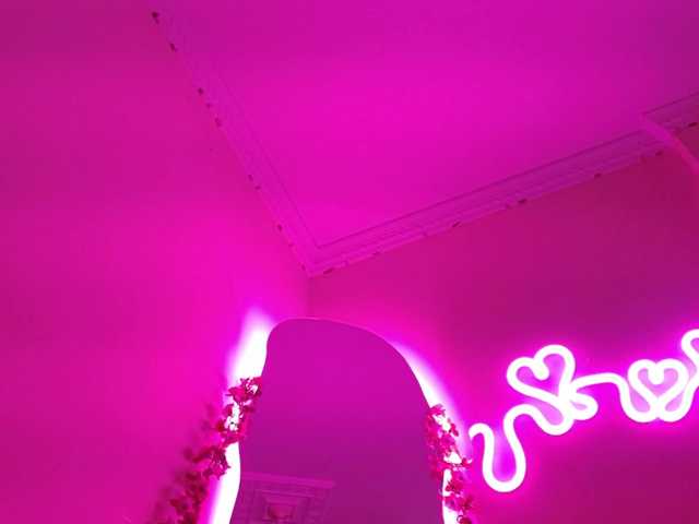 Luna-Rouge's BongaCams show and profile