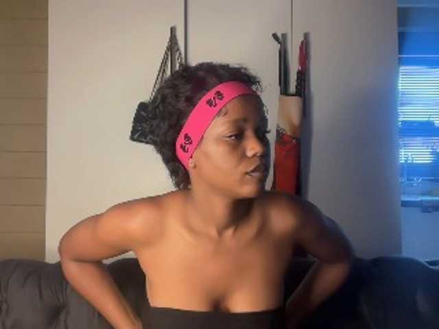 SexyBaddie's BongaCams show and profile