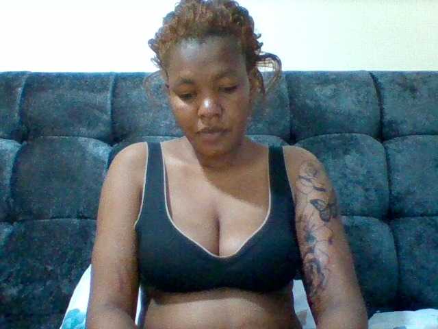 le modèle Sexyapple2002 est en webcam porno dans un show sur le site bongacams, il possède les tags suivants: Ebony,Brunette,Hairy