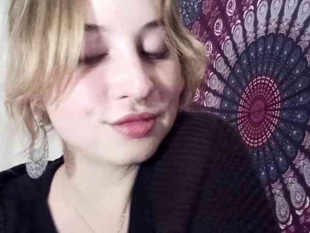 AdalynGlow webcam