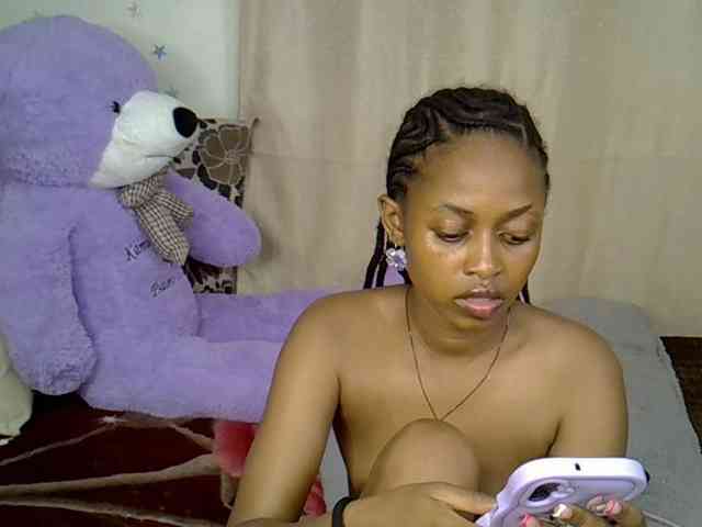 PetiteCaramel webcam