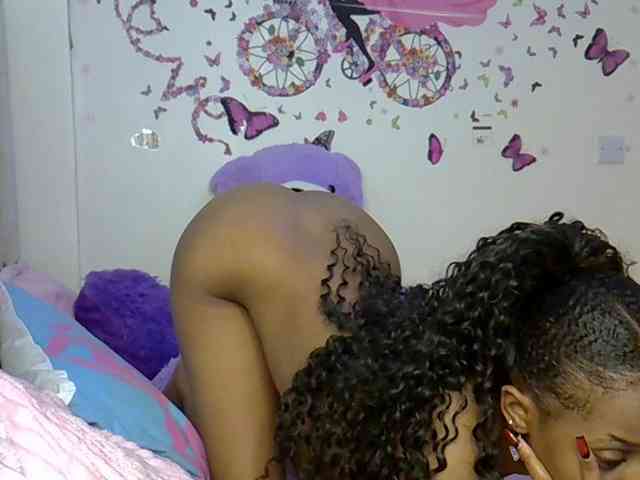 PetiteCaramel webcam