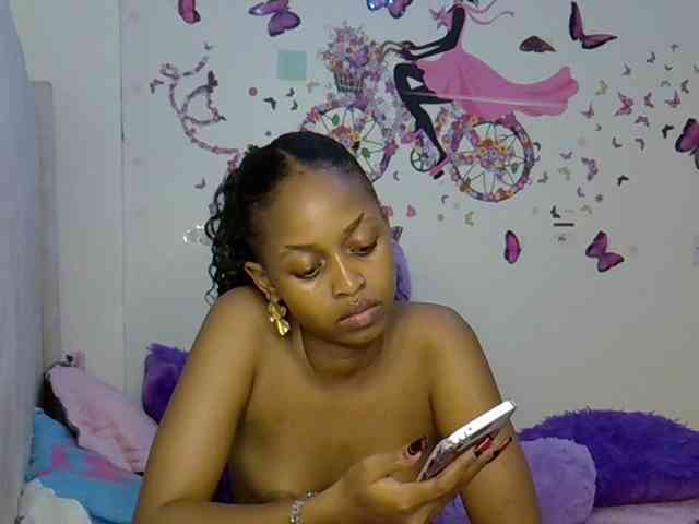 PetiteCaramel webcam