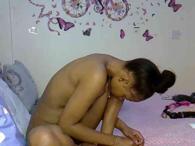 PetiteCaramel webcam