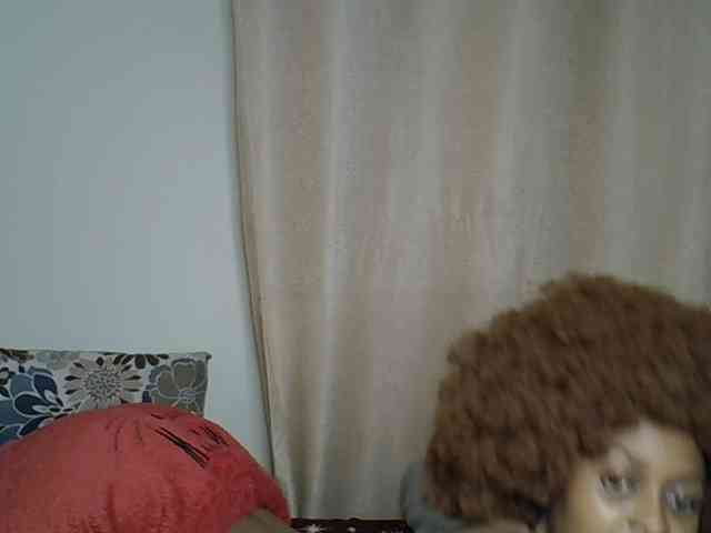 PetiteCaramel webcam