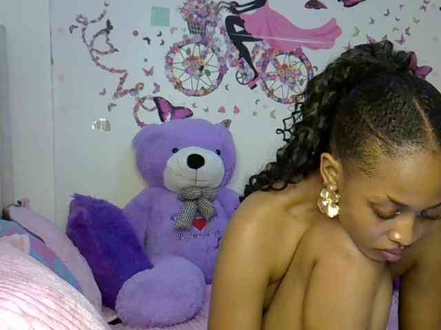 PetiteCaramel webcam