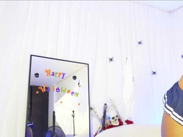 SUM99 es una cam girl española esperándote para sexo en vivo