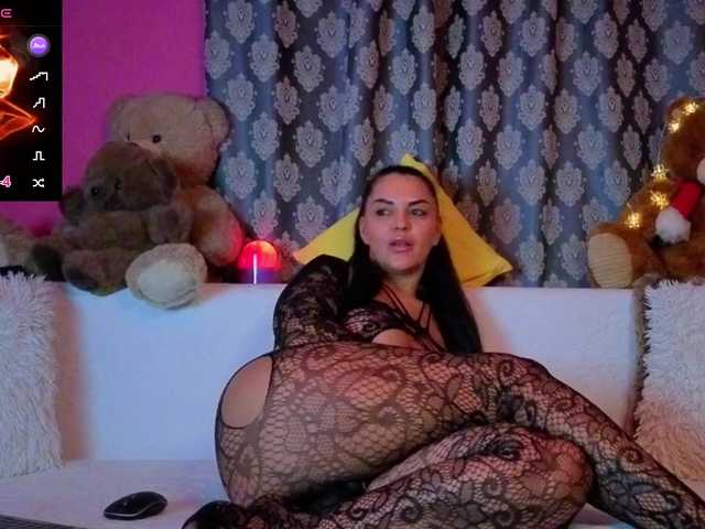 ValentinaVale è una camgirl italiana durante uno show su BongaCams. Tag associati: White/Caucasian,Brunette,Shaved