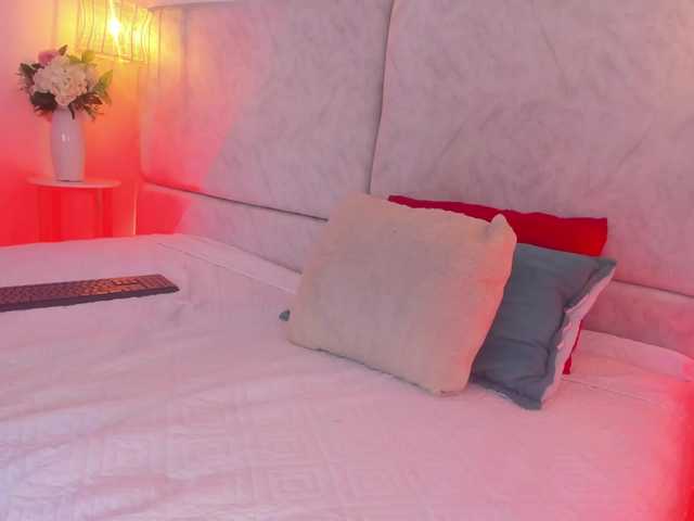 Naomii-'s BongaCams show and profile