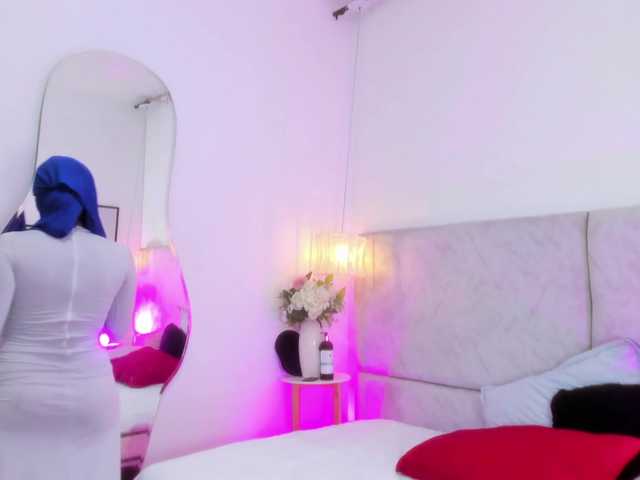 Naomii-'s BongaCams show and profile