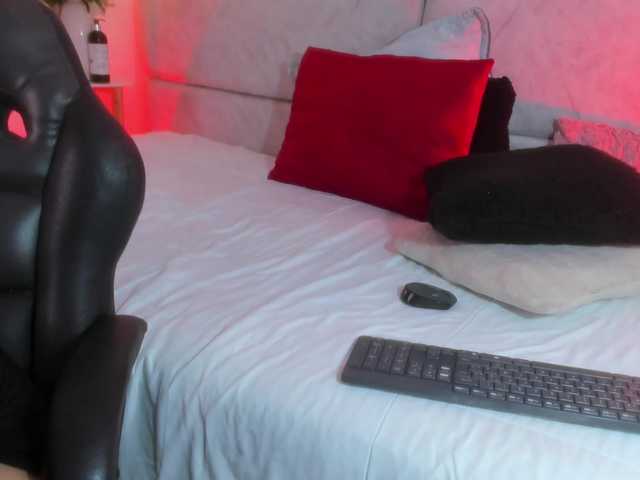Naomii-'s BongaCams show and profile