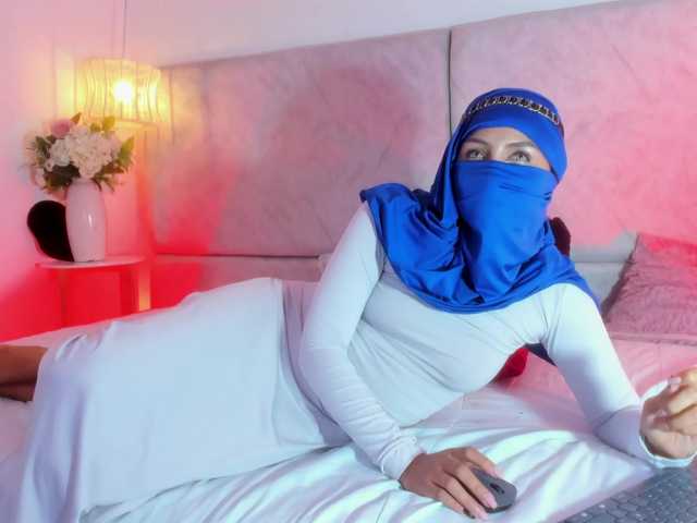 Naomii-'s BongaCams show and profile