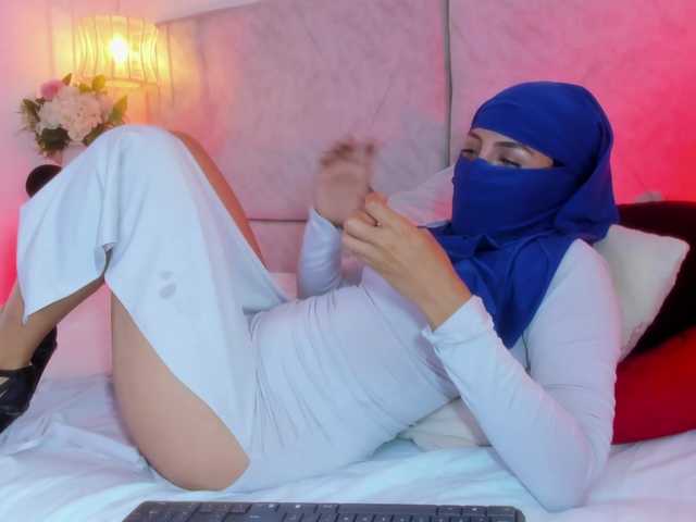 Naomii-'s BongaCams show and profile