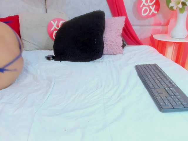 Naomii-'s BongaCams show and profile