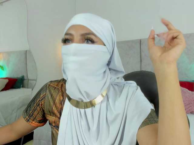 Naomii-'s BongaCams show and profile