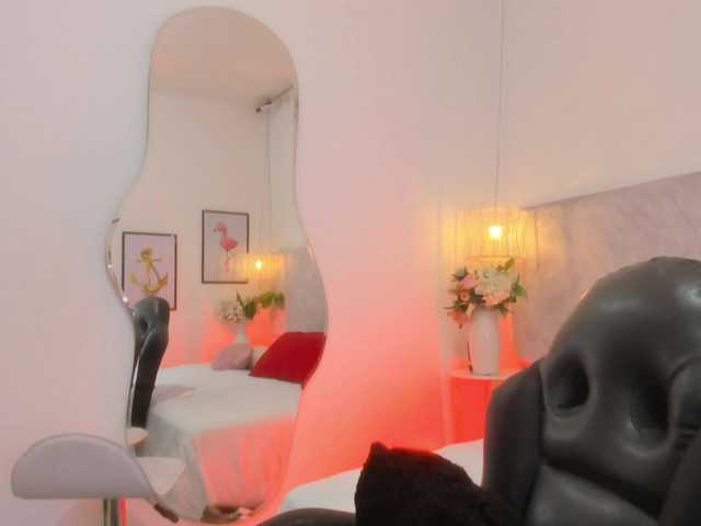 Naomii-'s BongaCams show and profile