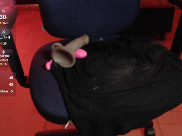 cristal-hills-19's BongaCams show and profile