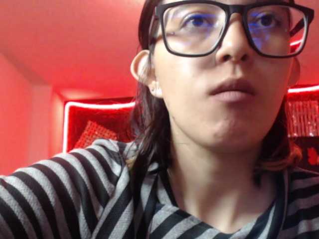 cristal-hills-19's BongaCams show and profile