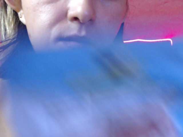 cristal-hills-19's BongaCams show and profile