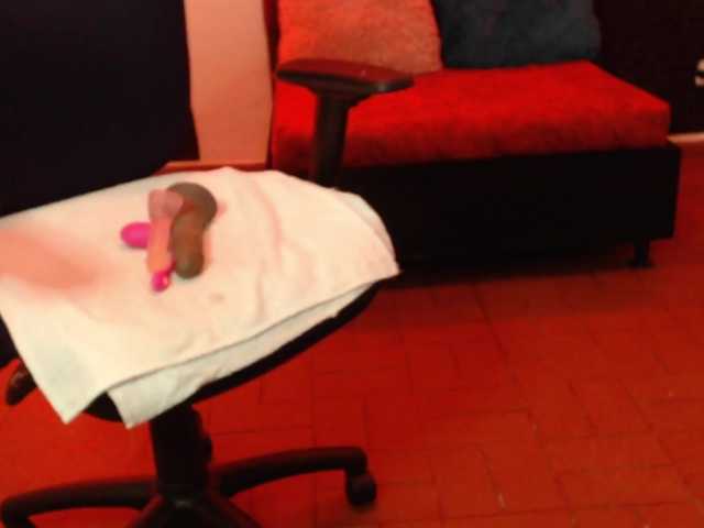 cristal-hills-19's BongaCams show and profile