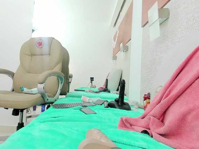 AlliceGreen's BongaCams show and profile