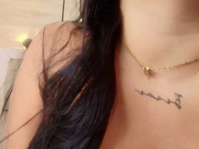 ImMou es otra camgirl española disponible en live
