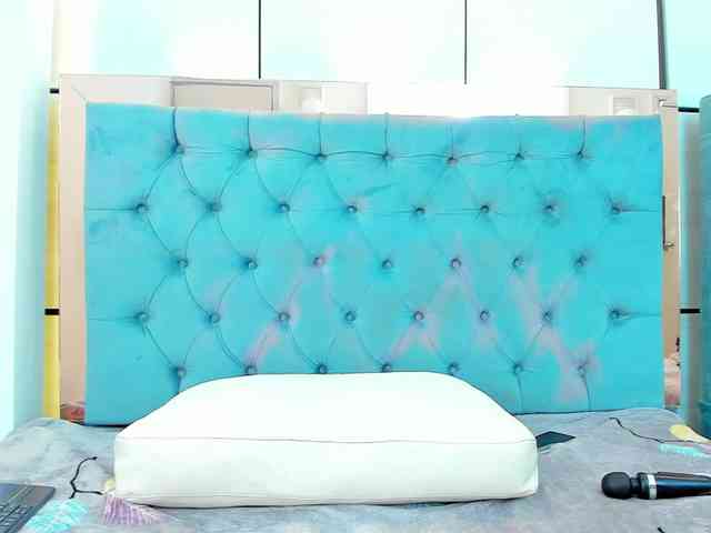 PocahontasPow webcam