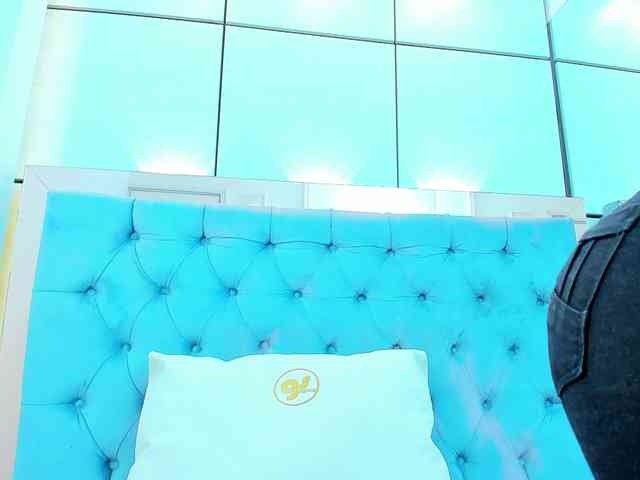 PocahontasPow webcam