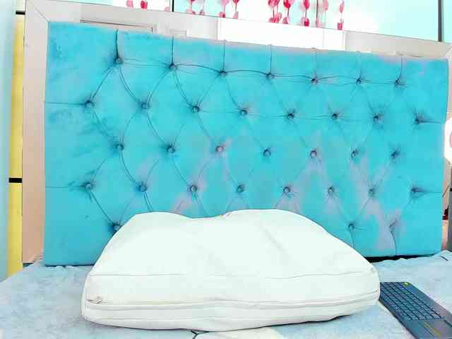 PocahontasPow webcam