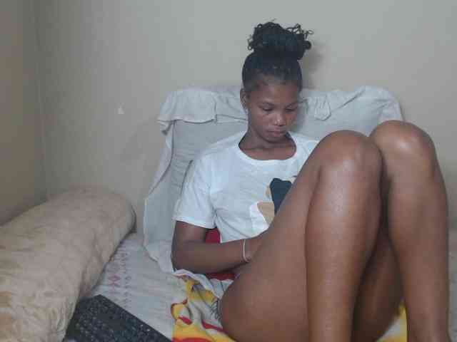 BadGirlMonaa webcam