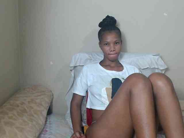 BadGirlMonaa webcam